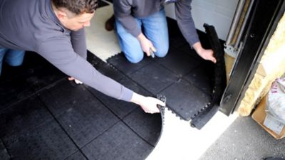 Mega Deal | 1 x Antirutschmatte + 4 x Rampen | HxBxT 1,6 x 90 x 90 cm | Gummi | Schwarz | Certeo 