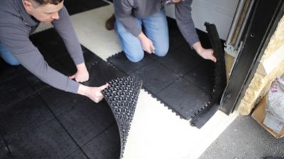 Lot de 28x tapis antidérapant + 3x bordures biseautées 3 x 6 m (garage standard) | Noir | Caoutchouc | Mega Deal | Certeo