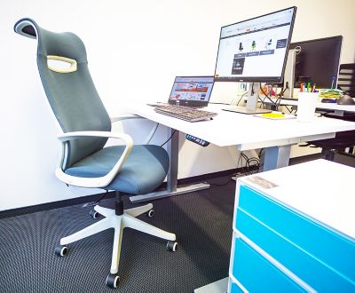 Bürodrehstuhl Spectra | Mit Design-Rückenlehne | Inkl. Kopfstütze | Grau